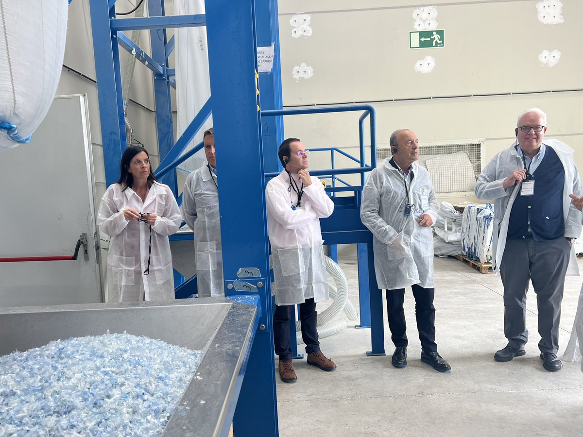 j_lopezmarcano's tweet photo. Esta semana visitamos #Formaspack y #OMT. Son un ejemplo en una industria, la del plástico, en la que somos potencia y hegemónicos. Desarrollan una política empresarial centrada en la atención personalizada y en el reciclaje, la economía circular y la sostenibilidad. https://t.co/6kdRrKrmEQ