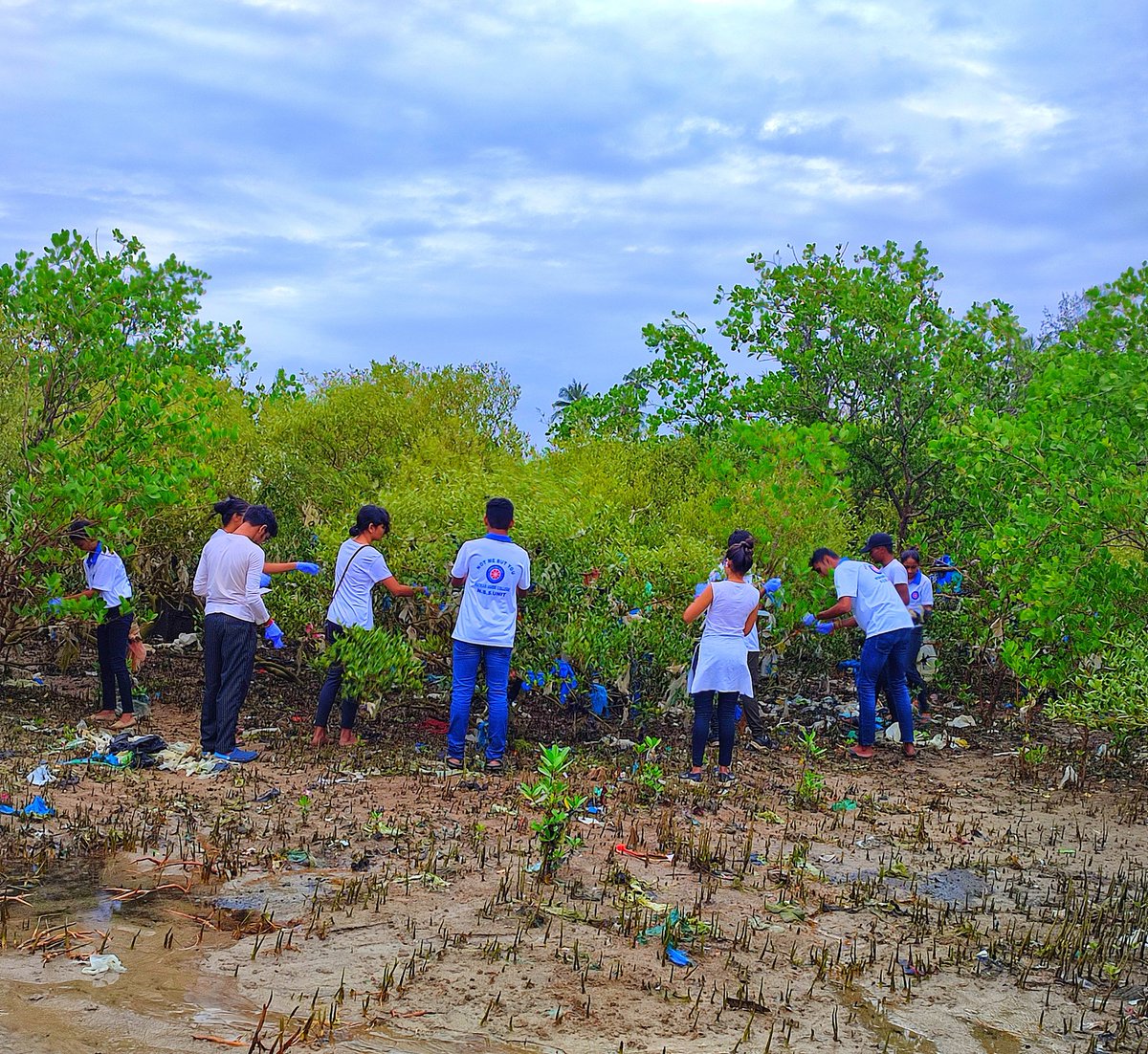 KeepHopeAlive_0's tweet photo. #KeepHopeAliveFoundation 
What's more beautiful than spending time with Nature.
We might not immediately see the effects of clean-ups, but it surely has a big impact on nature. #Danapani beach clean-up drive
#blueseacleaning #banoUdharan 
@AslamShaikh_MLA @AUThackeray @MahaEnvCC https://t.co/8aqX263ZHp