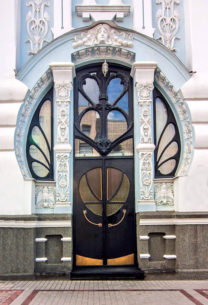Art Nouveau door of the Barsky House which was built in 1900 in Kropyvnytskyi, Ukraine. Designed by Russian architect Alexander Lishnevsky (1868-1942).

📸 Masintos