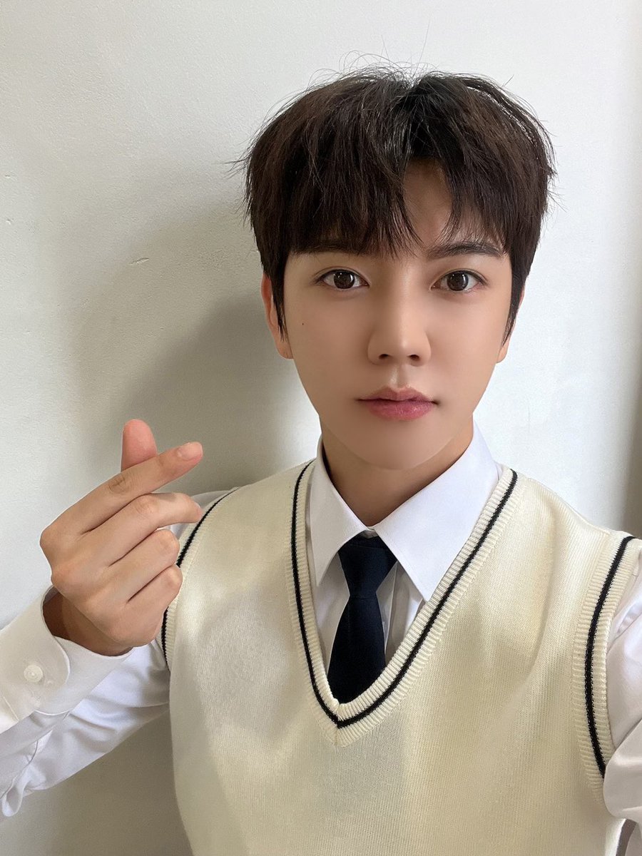 [#렌] 📸

번지점프를 하다 막공까지 무사히 완료☂️ 보내기 아쉽지만 렌현빈과 함께했던 아름다운 시간 소중히 간직해요✨ 지금까지 렌현빈에게 많은 사랑과 응원 보내주셔서 감사합니다💗

#REN #최민기 #CHOIMINGI #번지점프를하다