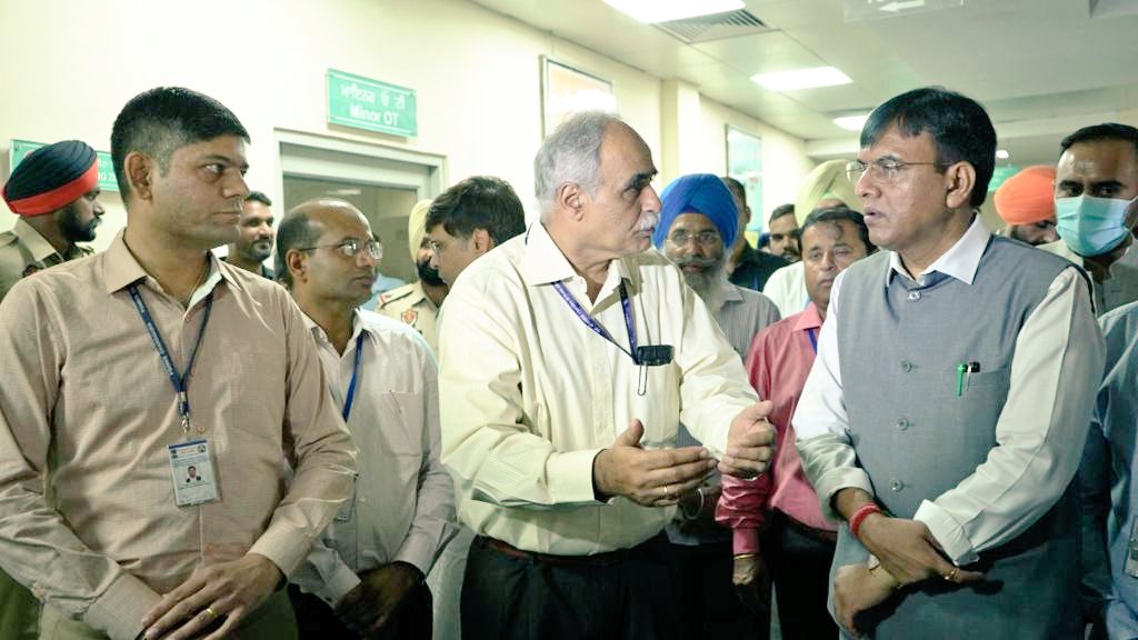 Union Health Minister @mansukhmandviya visited PGIMER Satellite Centre at #Sangrur and inquired about various treatment facilities. The Satellite Centre is expected to be fully functional early next year. @MoHFW_INDIA