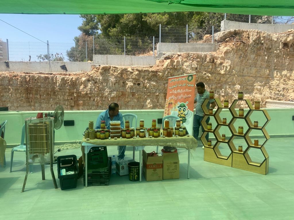 جانب من زيارة فريق جمعية أصالة لمهرجان "تذوق وتسوق من عسل فلسطين" الذي أقامه  مركز موارس في مدينة البيرة.
 وتأتي هذه الزيارة في إطار سلسلة من الزيارات التي ينظمها فريق الجمعية للفعاليات التي تنظم لقطاع النحل في فلسطين. 
يذكر أن هذه الزيارات تأتي في إطار مشروع MedBEESinessHubs  .