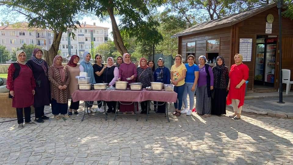 SKochisarakkad's tweet photo. Muharrem ayında  Aşure programı kapsamında Kadın Kolları Başkanımız sn Aysun PEKMEZCİ ve yönetim kurulu üyelerimiz Belediyemizin çay bahçesi kent müzemizde Vakit geçiren kıymetli vatandaşlarımıza aşure ikramında bulundular.
@aysekesir @hatice_cakmak_ https://t.co/GZ4Lnf2oIv
