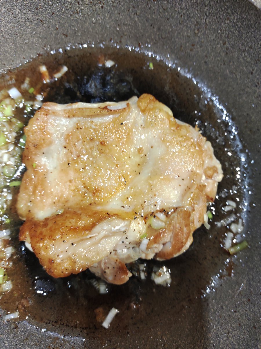 shufuemon's tweet photo. 今夜の1人飯はネギ塩だれチキン丼。

写真も盛付けも下手だけど味はうまかった。

家族で味の好みが違うから1人のときじゃないと食べれないんだよね。

糀パウダーを振っておいたお肉は驚くほど柔らかくてなってたのでこの一手間は大事。

にんにくも効いてて食欲がそそられる。

マヨネーズの味変も○ https://t.co/5T9RmFVwGf