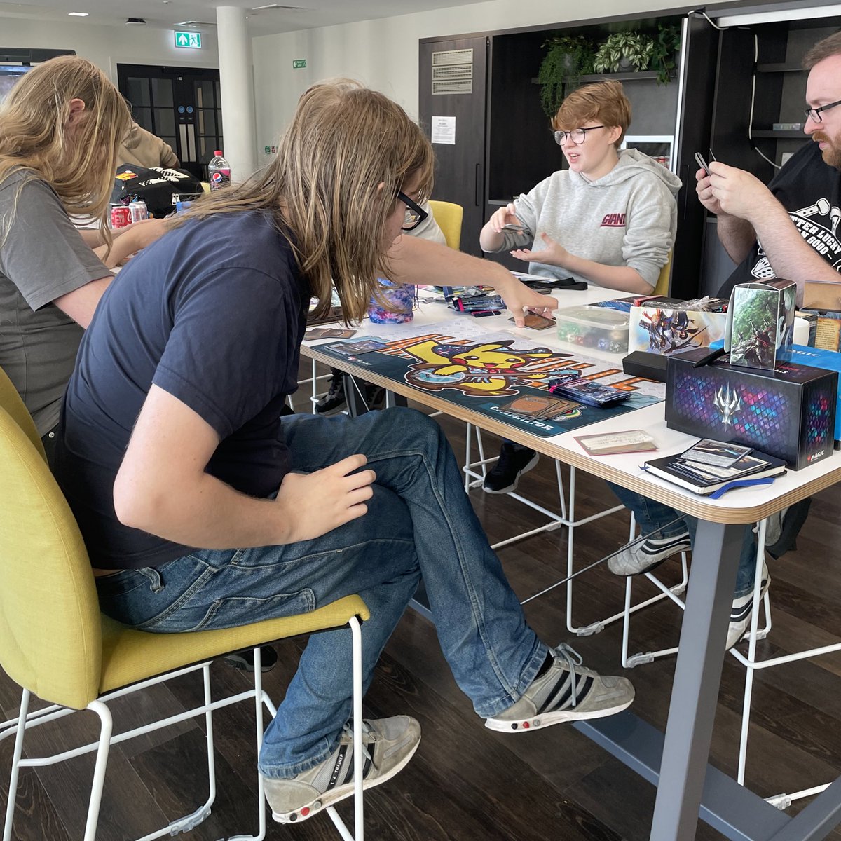 ThunderTCG's tweet photo. PLAY 🎲 | Was awesome to be back at HQ yesterday with people playing games all day! We had D&amp;D, a Kamigawa: Neon Dynasty draft, and even some Pokémon TCG all going on ✊🥳 #TCG #DandD #MTG https://t.co/hnpdF1sEUm