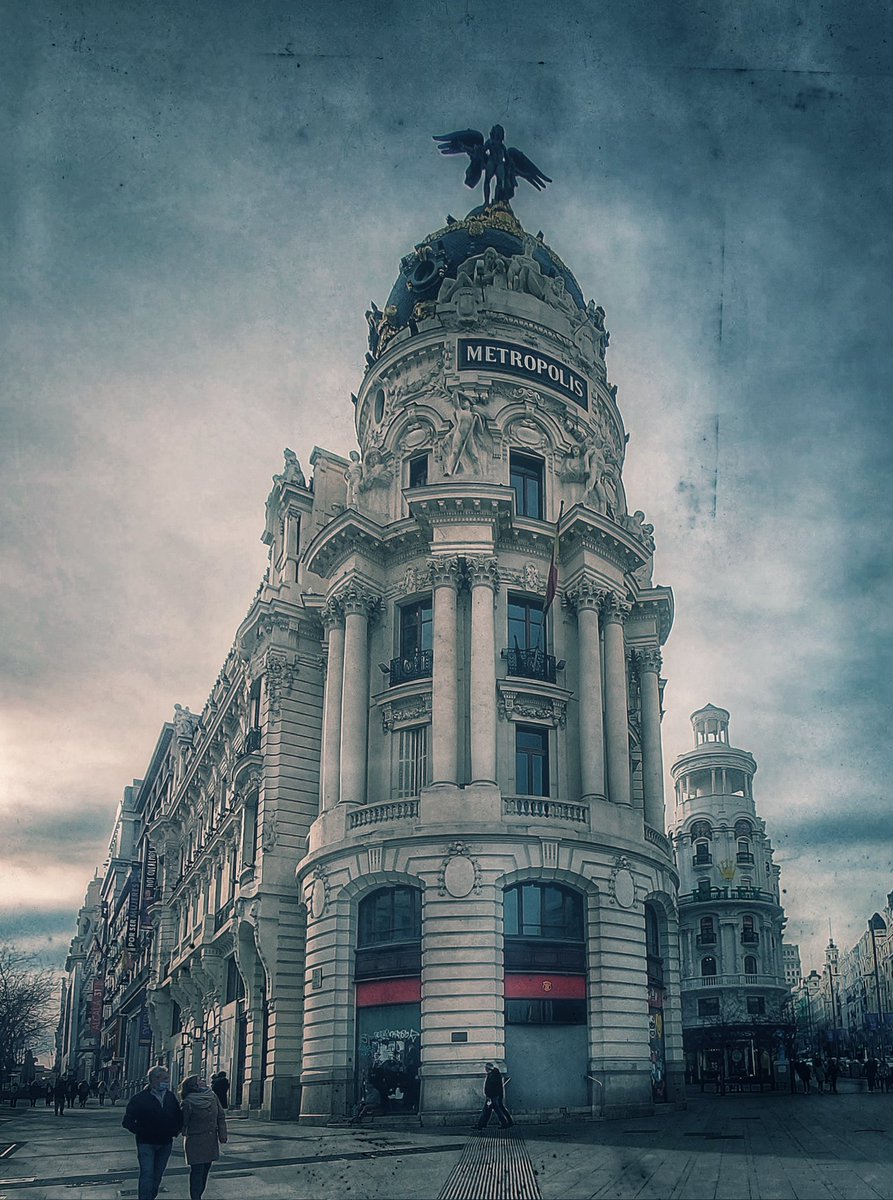 ManuelRevilla57's tweet photo. Buenos días
#Madrid #EdificioMetropolis https://t.co/hpvPlnMZMy