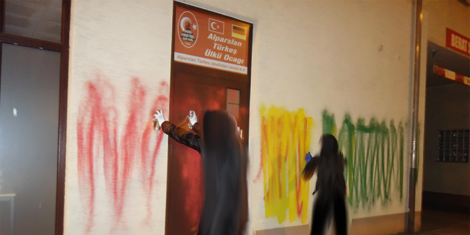 Defend_Kurd's tweet photo. Aus Solidarität mit Rojava wurde in Augsburg ein Büro der Grauen Wölfe (größte rechtsextreme Organisation in DE) mit den kurd. Farben grün-gelb-rot besprüht.
In den Worten der Freund:innen:

There are fascists of all stripes, they all need to be attacked!

https://t.co/6Vay3nevP9 https://t.co/xjcvNPX6A4