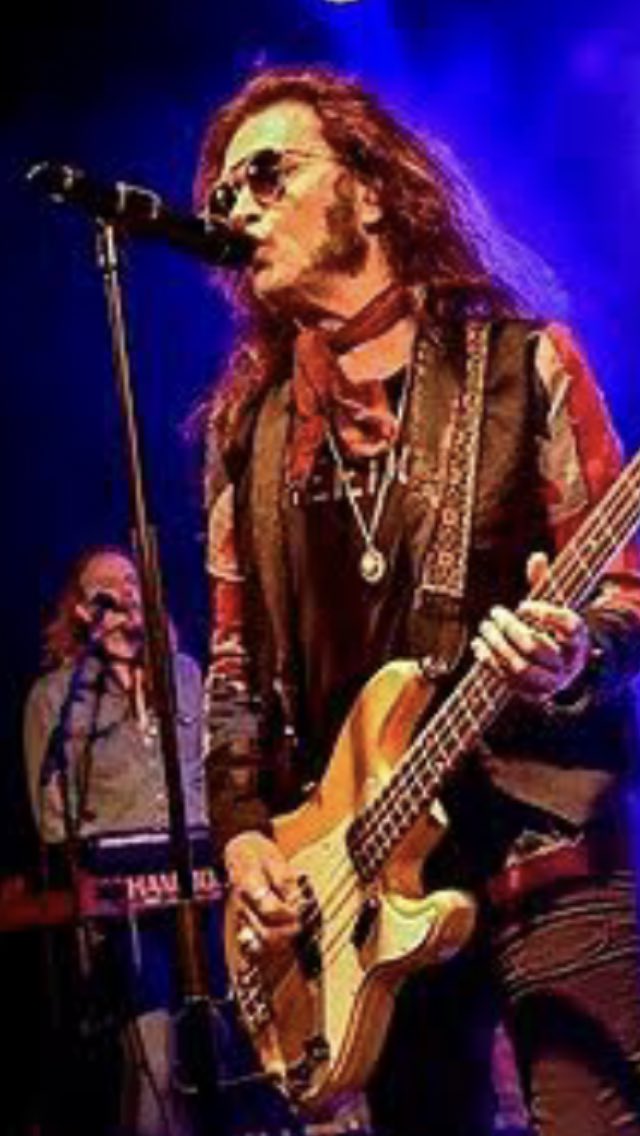 Happy Birthday to a great bassist today.
Glenn Hughes   have a good one mate. !!!     