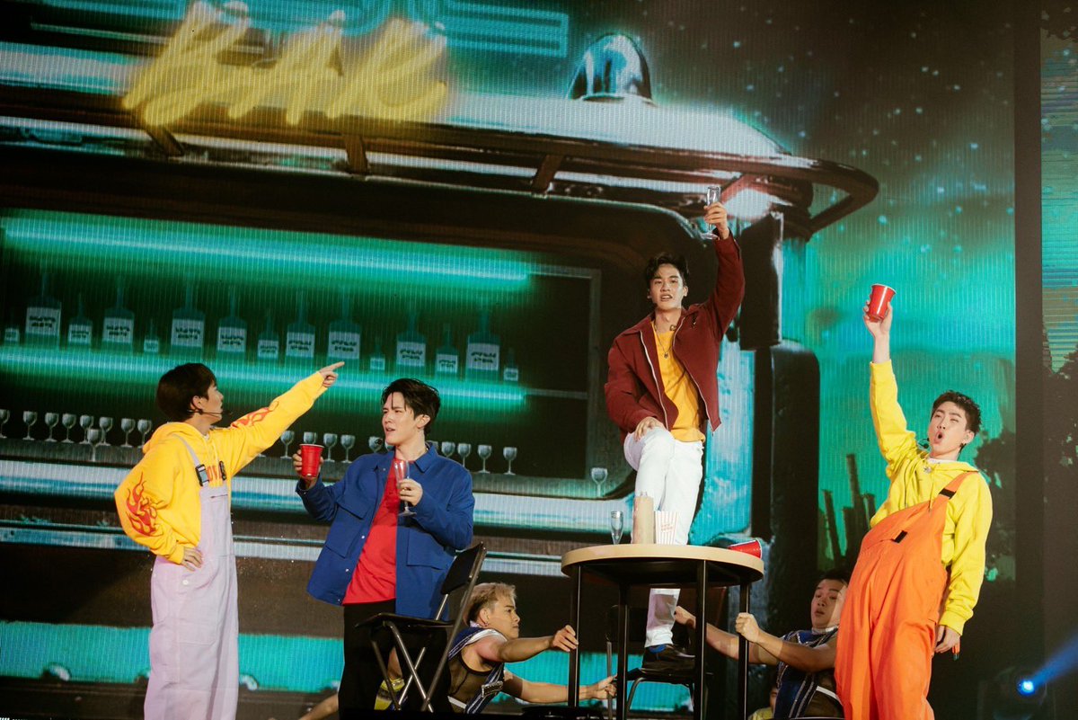 ELLEThailand's tweet photo. เก็บตกภาพจากงาน 'Love Out Loud Fan Fest 2022' จาก @gmmtv ครั้งแรกในไทยกับแฟนมีตติ้งเฟสติวัลเต็มรูปแบบของ 8 นักแสดงสุดฮอต “คริส-สิงโต , ออฟ-กัน , เต-นิว , ไบร์ท-วิน” ที่ทำเอาอะดรีนาลีนความสุขล้นทะลักเลยทีเดียว 

#LOLFanFest2022 #คริสสิงโต #ออฟกัน #เตนิว #ไบร์ทวิน https://t.co/BhvLaZbHT5