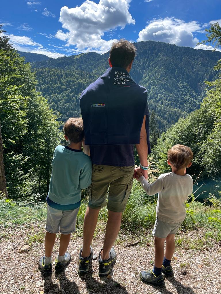 staff_M_Fedriga's tweet photo. La bellezza della #Valcanale, un incanto di pace, suoni e colori per questo piccolo pezzo di terra al confine con Austria e Slovenia, incastonato tra le Alpi Giulie, nella quiete dei boschi de @IlTarvisiano.
Buona domenica amici!😊
#iosonoFriuliVeneziaGiulia https://t.co/OuS7MiCNHB
