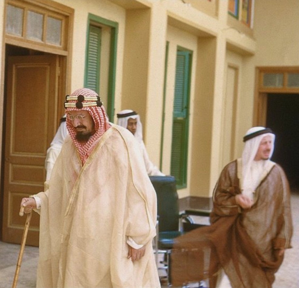 تدرون إن قراءة حياة الملك عبدالعزيز شيقة بشكل تبدأ تقراها تلقى نفسك بآخر سطر و ودك إنك ما خلصت 🥺❤ ال...