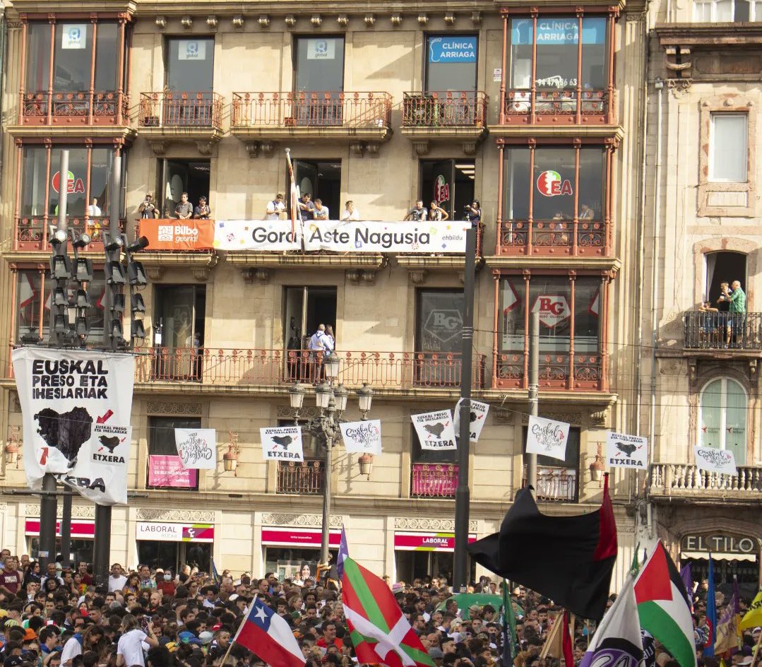 vox_es's tweet photo. Las fiestas de Bilbao repletas de simbología proetarra. 

Pero ETA no existe, que lo dicen cuatro progres. https://t.co/8UhgOrUOz7