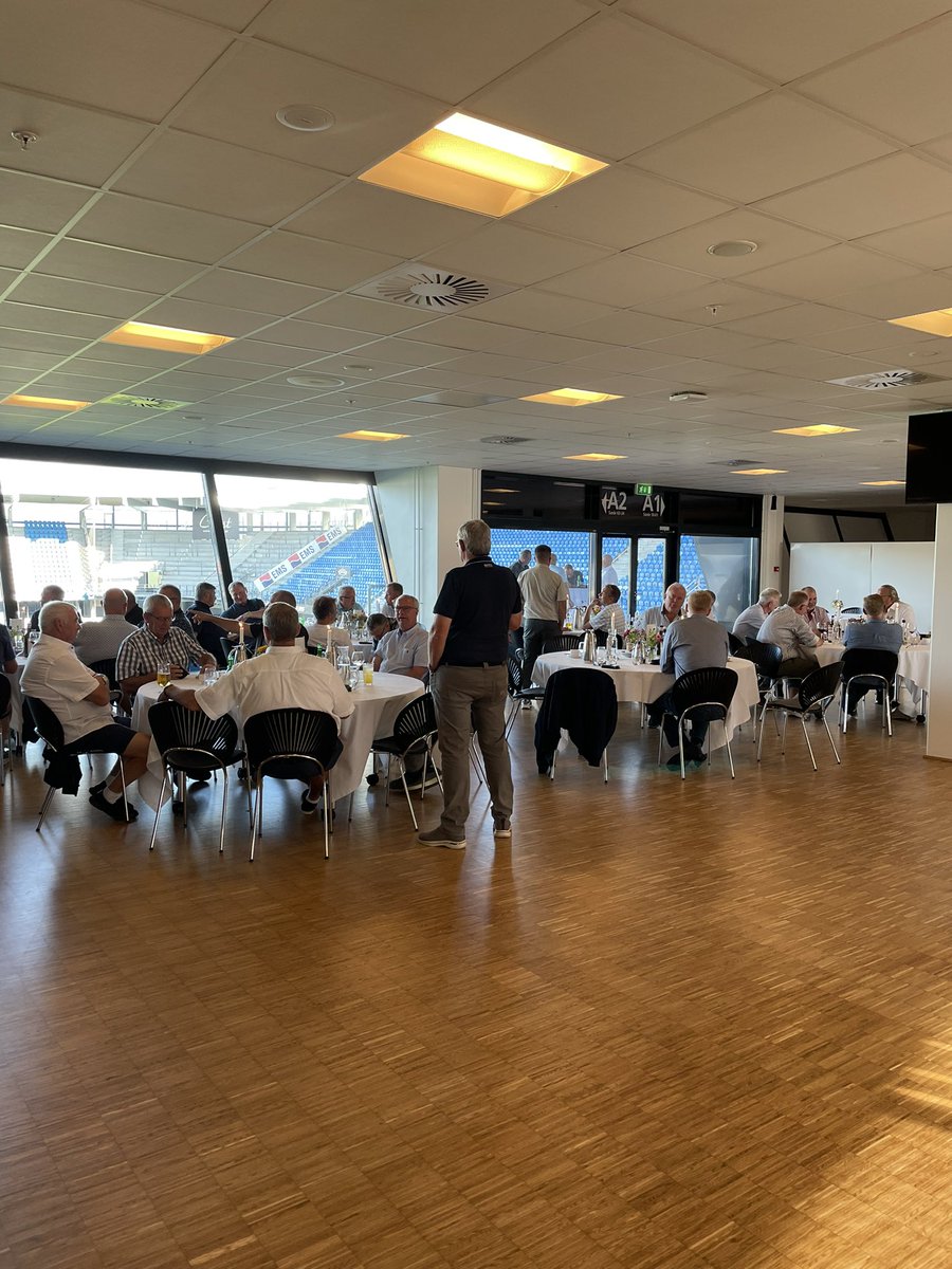 Saatterup's tweet photo. Super herrefrokost på #BlueWaterArena i går. Bare spillerne er halv så klare i dag, som vi og betjeningen var i går, så bliver det sikker sejr. Ps. Det var ikke min fødselsdag @EsbjergfB #serviceitopafEfB https://t.co/UjNesYhMQ8
