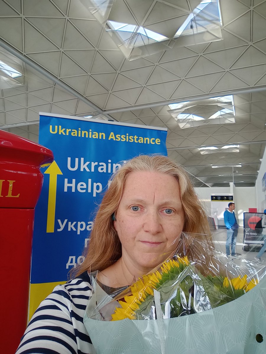 Waiting excitedly at Stansted arrivals for my #HomesForUkraine guest to come through 🇬🇧🇺🇦