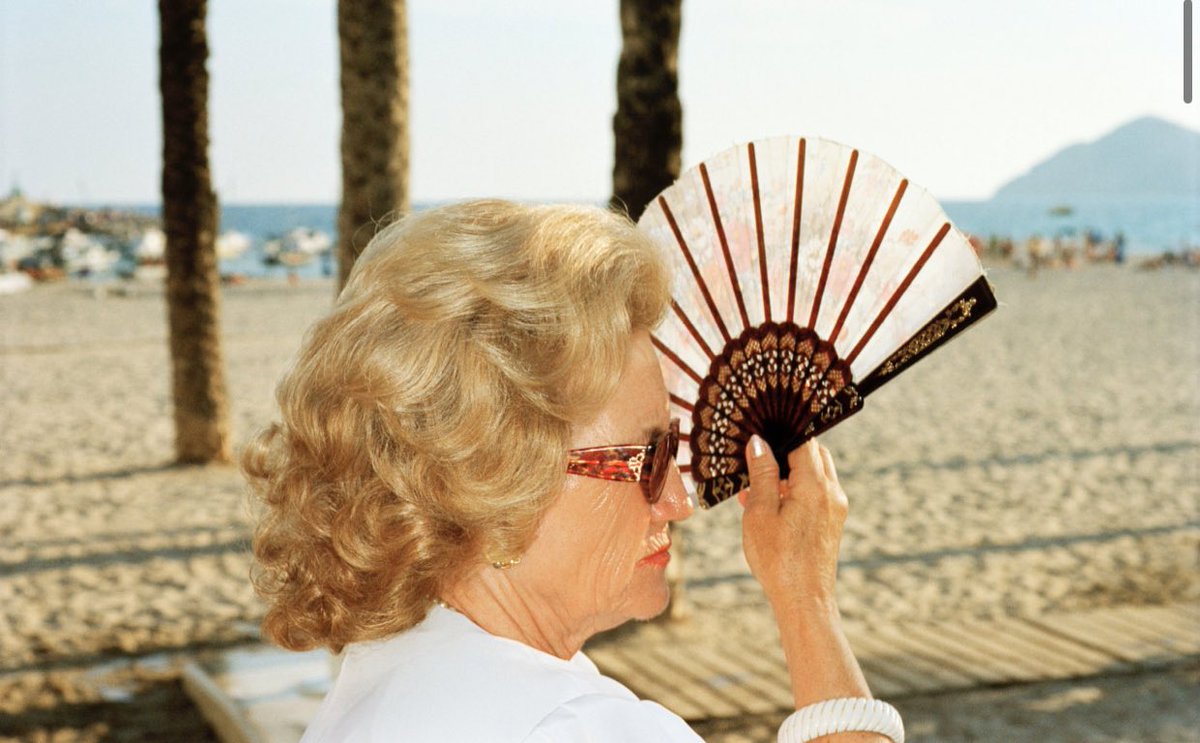 SsXxsss_'s tweet photo. Estas fotografías de Martin Parr en Benidorm, 1997. https://t.co/e0ZVdUbrrB