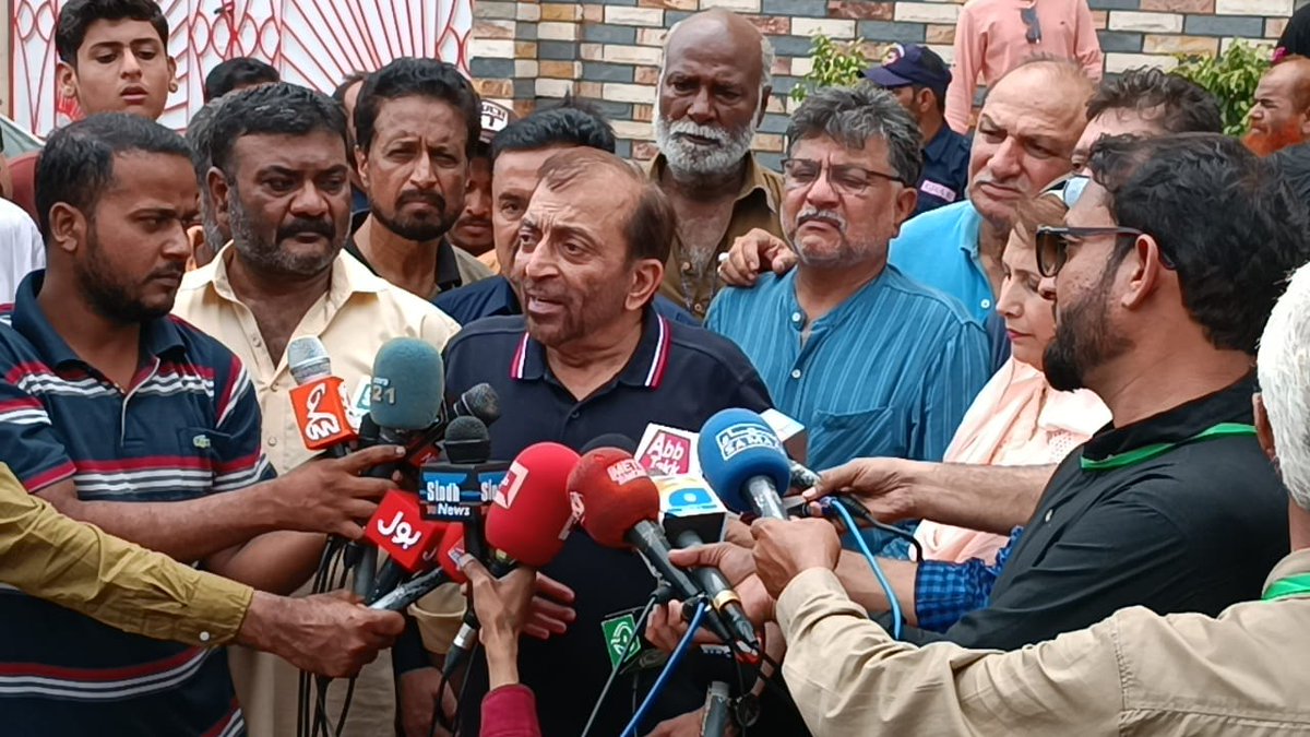 NailaQureshi190's tweet photo. سربراہ تنظیم #MQMPakistan  بحالی کمیٹی و حلقہ این اے 245 ��ے آزاد امیدوار  @DFSMQM نے پی آئی بی کالونی کے نیشنل اسکول میں اپنا ووٹ کاسٹ کیا۔ اور پولنگ اسٹیشن کا دورہ کیا۔ 
#NA245 #IsBarTala🔒
#AgyaDrFarooqSattar https://t.co/TsAmWeCvHq