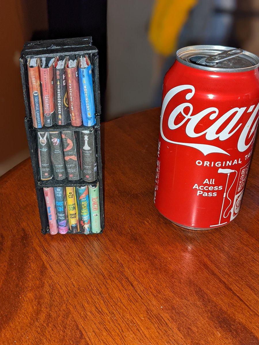 paige_hdz's tweet image. Working on mini crafts!! It&apos;s so much fun!! Slowly getting better but my arthritis is not happy 😅 #miniatures #miniaturecrafts #miniaturebookshelf #miniaturebooks #miniaturetable