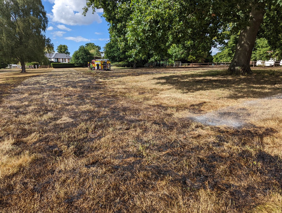 Yesterday we were mobilised, alongside @Basingstoke_01, to a 🔥 in the open at a residential address in Silchester. This was a grassfire, approx 74m x 50m, which started from a bonfire. Despite the recent rain, the ground is very dry please avoid lighting bonfires. #Heatwave2022