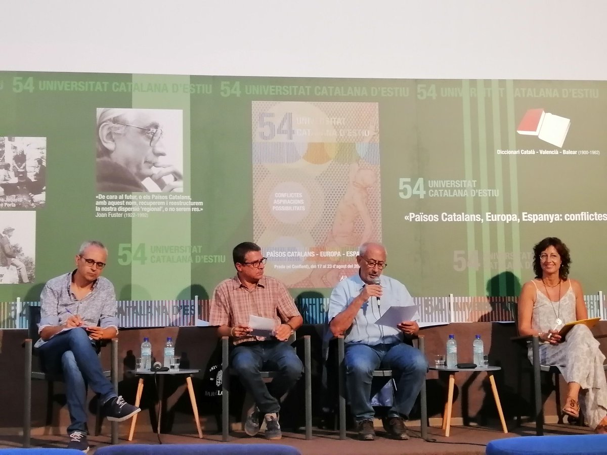 Comença l'acte "La llengua catalana a la universitat" a la <a href="/UCE_CAT/">Universitat Catalana d'Estiu</a> amb <a href="/JMatasD/">Jordi Matas Dalmases</a> de la <a href="/UniBarcelona/">Universitat de Barcelona</a>, <a href="/immaribasvila/">Imma Ribas</a> de <a href="/la_UPC/">Universitat Politècnica de Catalunya (UPC)</a> i <a href="/jdbofarull/">Jordi de Bofarull</a> de la <a href="/universitatURV/">Universitat Rovira i Virgili</a>.  Feina feta amb el Pla d'enfortiment pel català. Com l'aplicarem?
Podeu seguir-ho via
youtu.be/9xSukd0_JEk