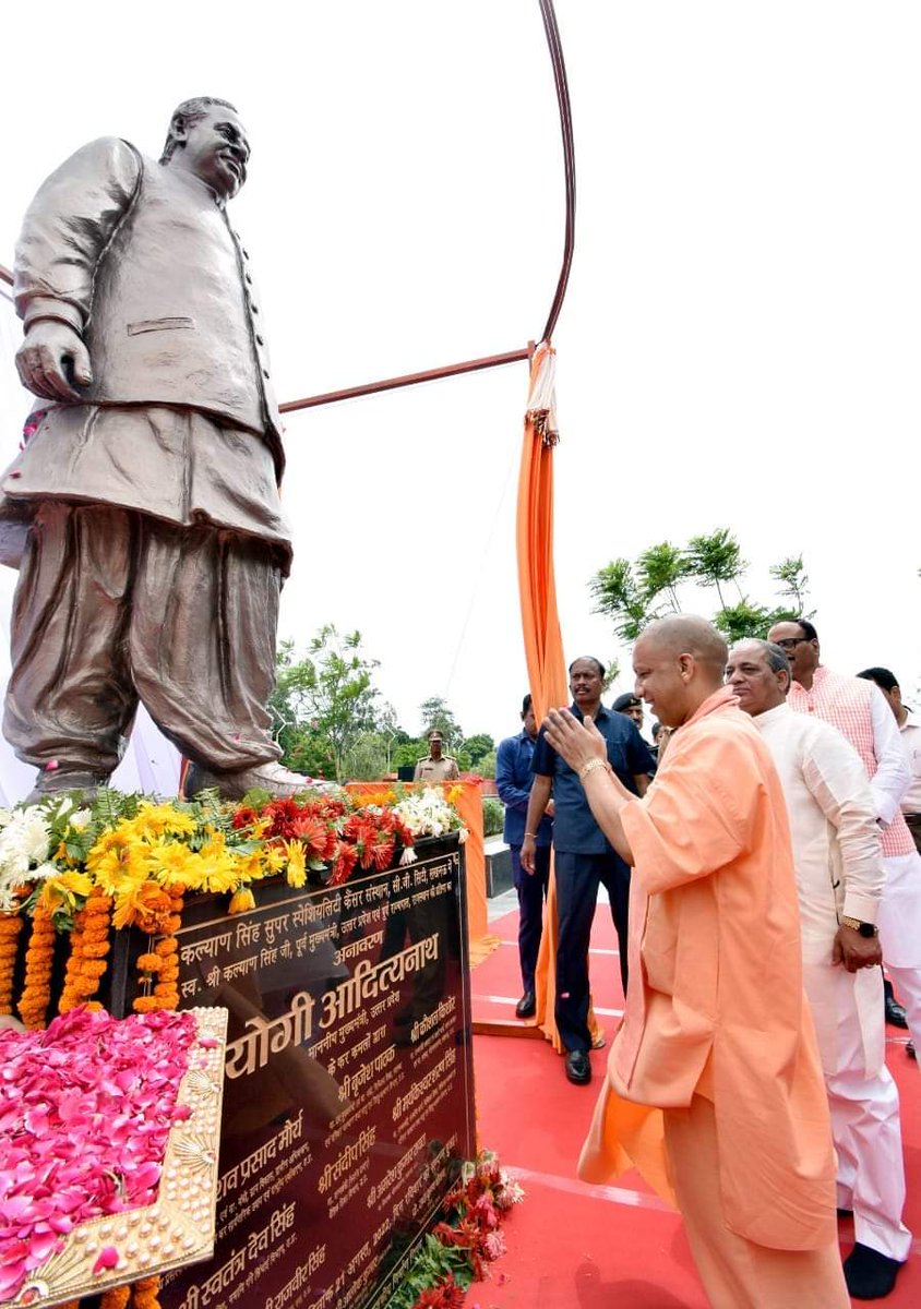 Krishan68996633's tweet photo. मुख्यमंत्री योगी आदित्यनाथ ने कैंसर संस्थान में स्व. कल्याण सिंह की प्रथम पुण्यतिथि के अवसर पर प्रतिमा का अनावरण एवं कल्याण सिंह सुपर स्पेशियलिटी कैंसर संस्थान के ऑपरेशन थियेटर ब्लॉक का लोकार्पण किया...
#YogiAdityanath #BrajeshPathak #Photoplayer https://t.co/wVidXDxvQ9