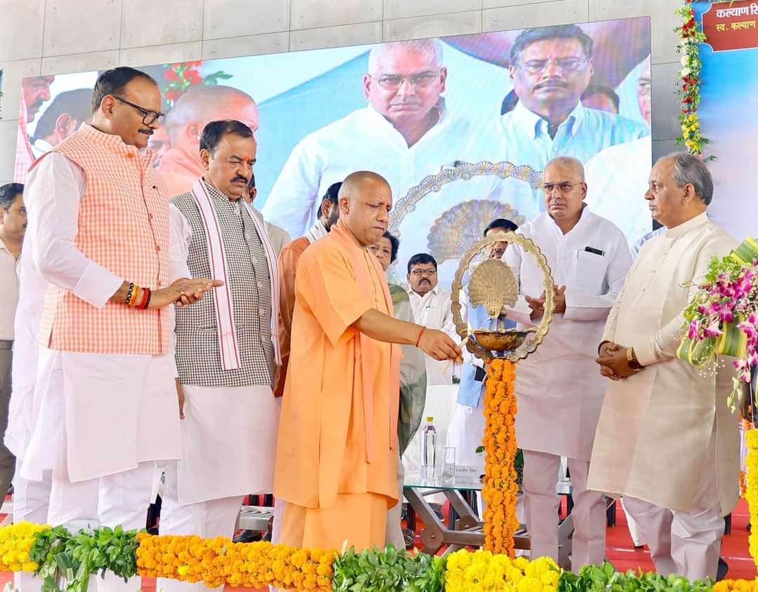 Krishan68996633's tweet photo. मुख्यमंत्री योगी आदित्यनाथ ने कैंसर संस्थान में स्व. कल्याण सिंह की प्रथम पुण्यतिथि के अवसर पर प्रतिमा का अनावरण एवं कल्याण सिंह सुपर स्पेशियलिटी कैंसर संस्थान के ऑपरेशन थियेटर ब्लॉक का लोकार्पण किया...
#YogiAdityanath #BrajeshPathak #Photoplayer https://t.co/wVidXDxvQ9