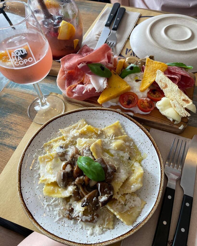 eucomi's tweet image. 🥗 ALMOÇO EM CASCAIS
💸 €40 ⭐️ Nota: 9

📜 Fomos passear em Cascais, cidade famosíssima na região de Lisboa por conta de suas praias (que ficam cheias no verão ☀️) e nosso almoço foi na Taberna Clandestina, restaurante pequeno e super gostoso na vila, c… instagr.am/p/ChhId6TNmb6/