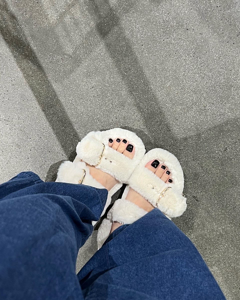 Been a while since I had my nails painted black. 7 years, I think? Since I entered showbiz!!! Huhu very mangkukulam (esp with my spider fingers) but it is sooo 🖤🖤🖤 #sharekolang #bigdeal?!