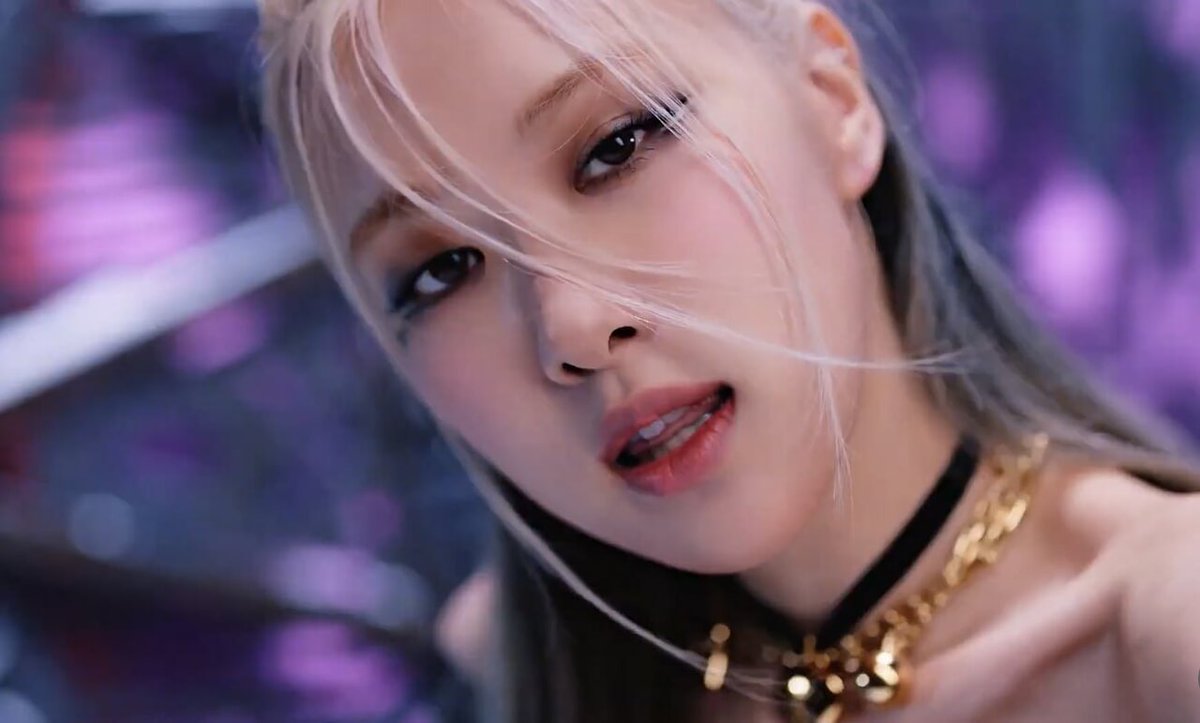 hourly rosé tweet media