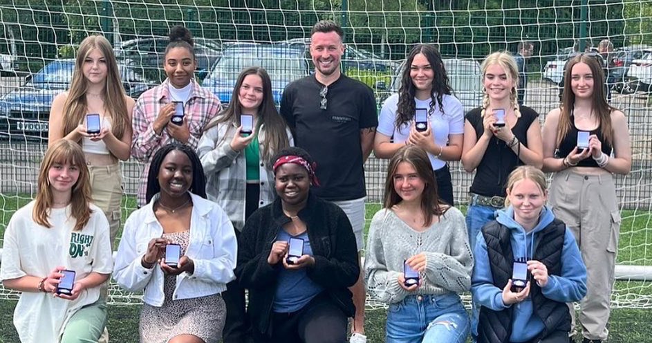 <a href="/OfficialOCWFC/">Oxford City Women FC</a> under u18 girls are looking to add to the current squad for this coming season. Fantastic group of girls and very welcoming. We can sign girls from 3 different age groups, u18 u17 and u16. Anyone interested please pm me!! Retweets welcome 🙏