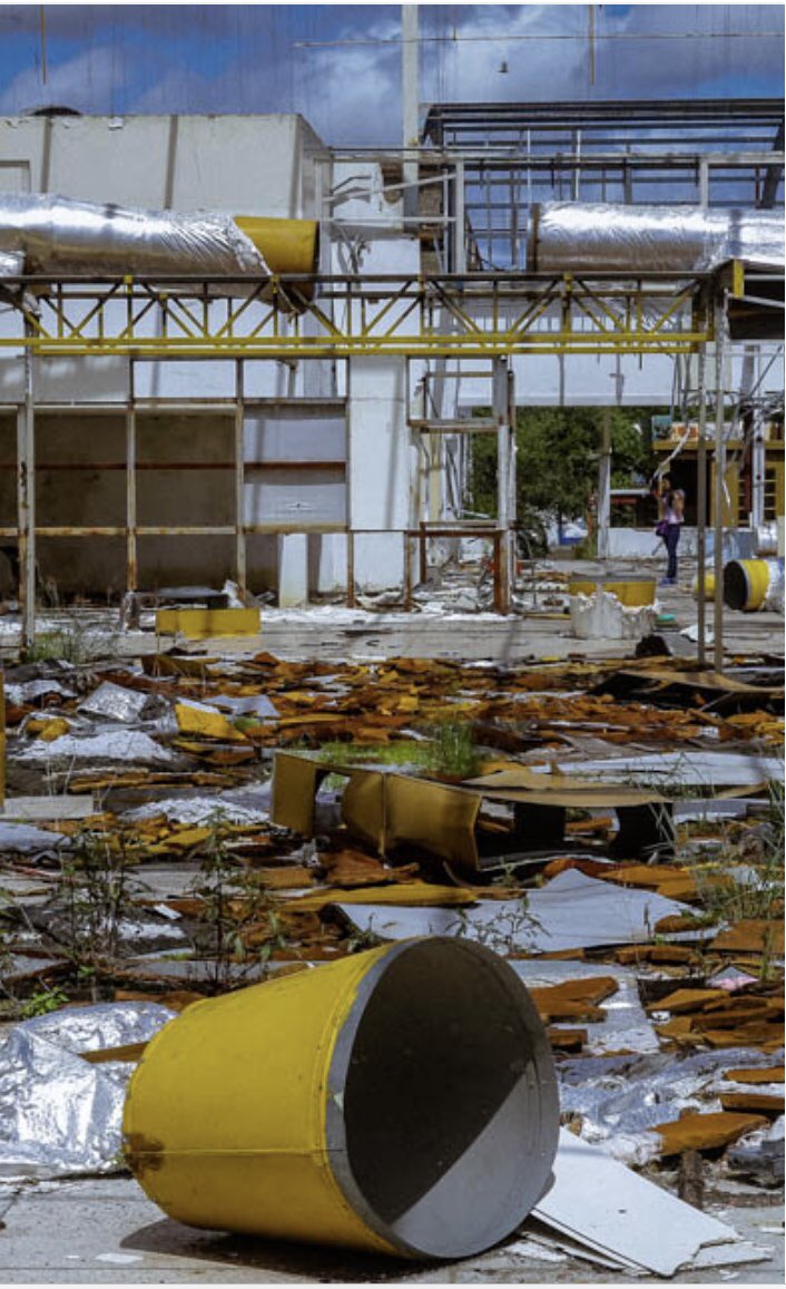 AmericoDeGrazia's tweet photo. #GuayanaExpropiada un #21Agosto2010 anuncian que Friosa, Koma, La Fuente, la red distribuidora de alimentos más grande del oriente venezolano, continuaría “ocupada”. Vulgar expropiación fáctica de una corporación #Guayanesa; hoy convertida en despojo y chatarra. @GuayanaLibre21 https://t.co/ZleA80XB1M