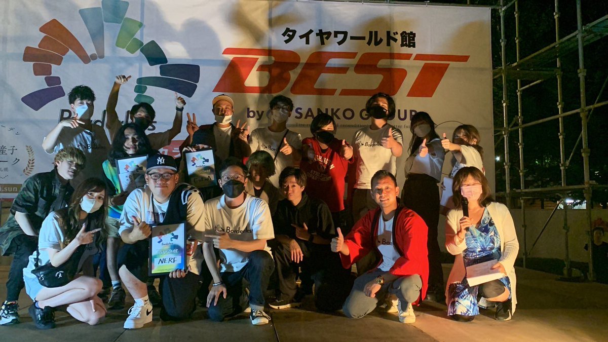 Borderless_HBB's tweet photo. イベント終わりに、記念写真が撮影されました！

1枚目はご来場して下さった方々との写真です。
ご来場誠にありがとうございました！
激アツな展開を皆様と共有できてとても嬉しいです！

2枚目はイベントのスタッフのみんなとの写真です。
この他にもたくさんの方々がいました。
皆様お疲れ様でした！ https://t.co/ikyNZ87Ht8