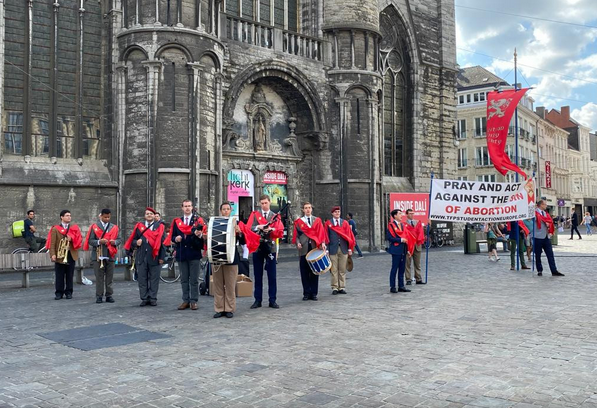 Gisteren verzamelden leden van de ultrakatholieke, extreemrechtse organisatie Tradition, Family, Property (TFP) zich aan de Sint-Niklaaskerk in Gent om een anti-abortus actie te houden.

Wat heeft TFP met het Vlaams-Belang en het KVHV te maken? Een draadje. 1/7