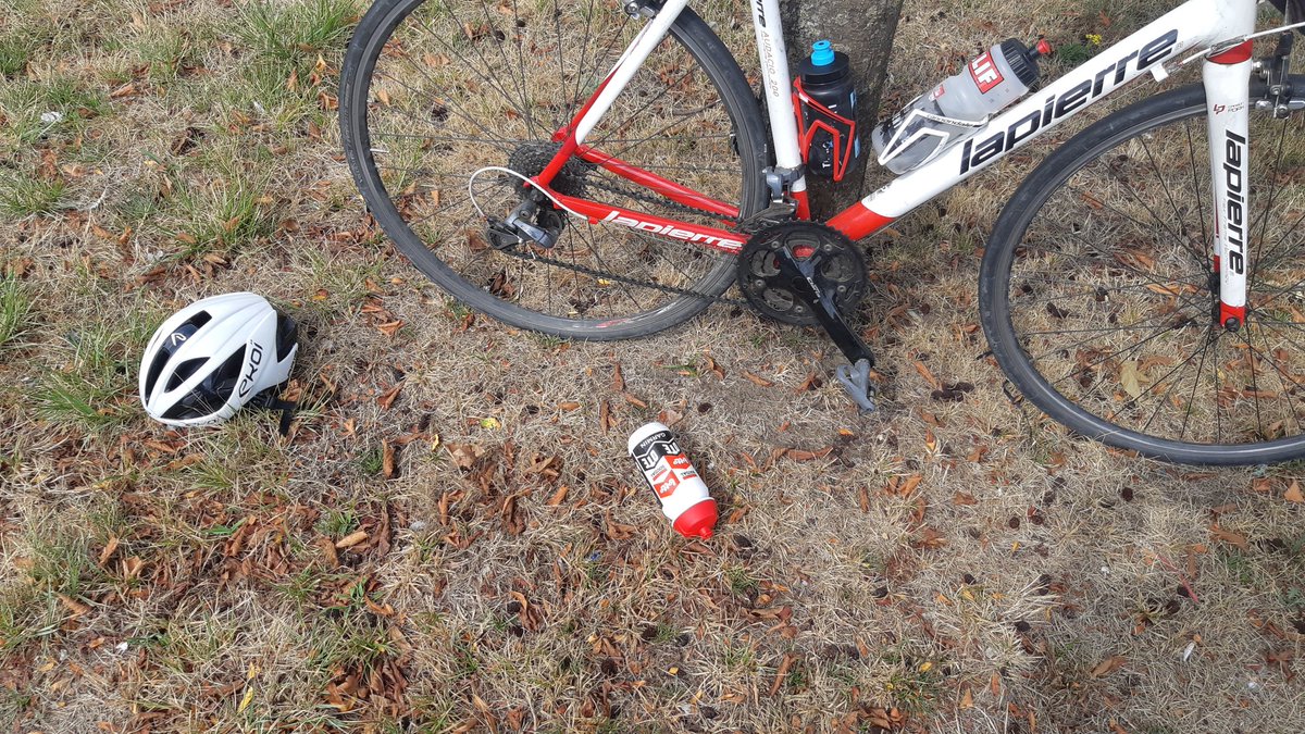 MacFly_Mickael's tweet photo. Oh, un bidon est apparu au pied du vélo... #MerXemClassic https://t.co/2gH4oourdr