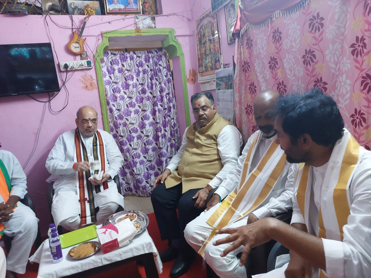 BJP4Telangana's tweet photo. సికింద్రాబాద్ సాంబమూర్తినగర్ లోని బిజెపి దళిత కార్యకర్త సత్యనారాయణ నివాసానికి వెళ్లిన కేంద్ర హోంమంత్రి శ్రీ @AmitShah శ్రీ @kishanreddybjp శ్రీ @bandisanjay_bjp శ్రీ @tarunchughbjp
సాదర స్వాగతం పలికిన సత్యనారాయణ కుటుంబ సభ్యులు, అనంతరం తేనీరు  సేవించిన నాయకులు
#SwagathamAmitShahJi https://t.co/zIoWvvTjwg