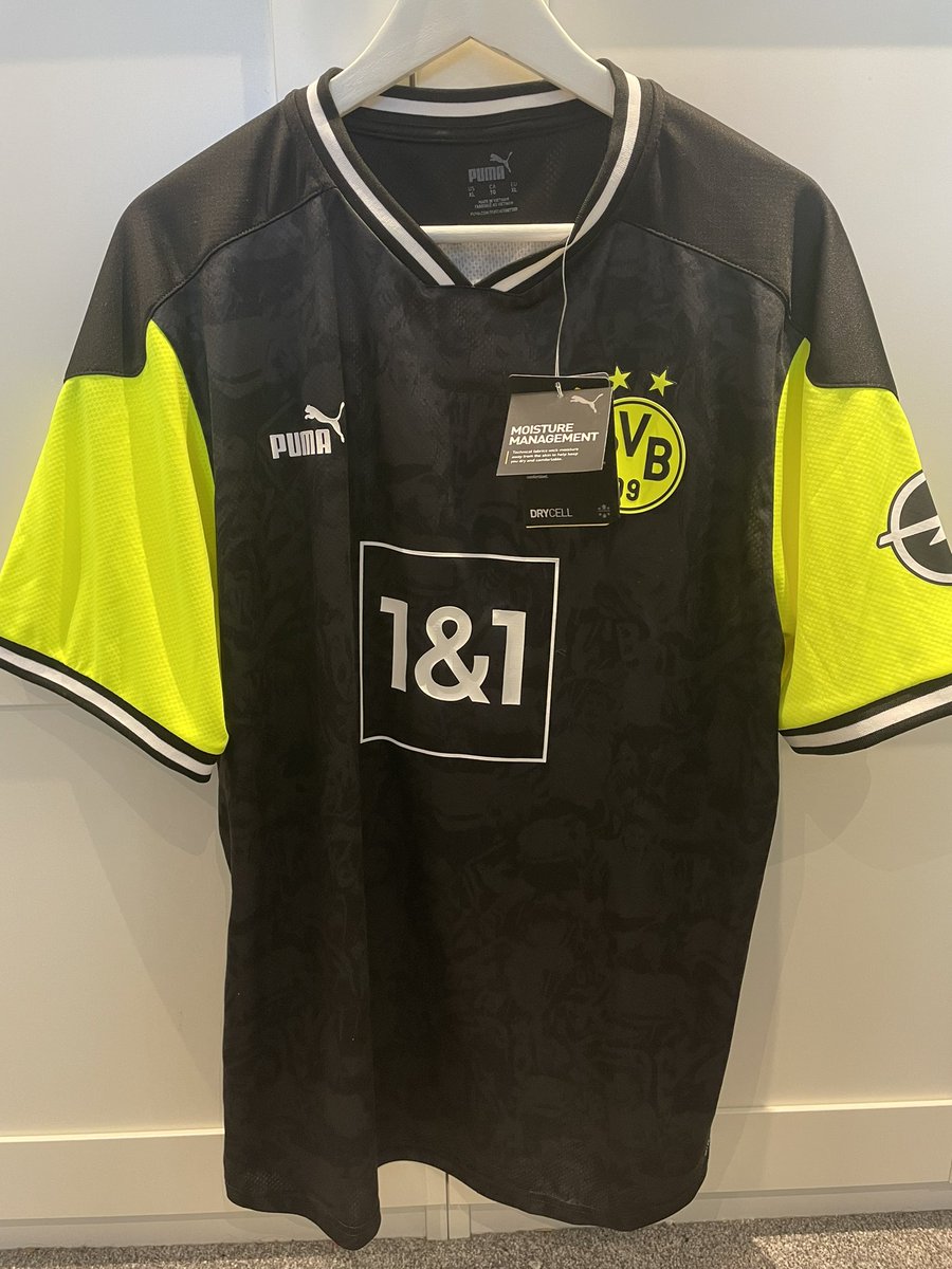 PHigson's tweet photo. Making some space in my shirt collection. This is now available in XL but Puma are slightly smaller fitting so this fits more like a Large. £130 including postage. Uk postage only. Unworn &amp; In perfect condition. #footballshirtsale #footbalshirt #Dortmund #bvb https://t.co/4xHF5jAvYu