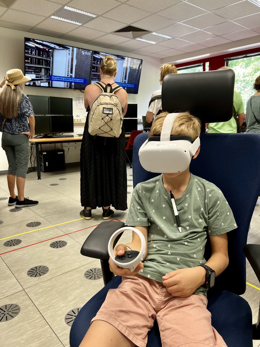 fz_juelich's tweet photo. Teilchenbeschleuniger COSY: Mit einer 3D-Brille könnt ihr euch im Institut für Kernphysik auf die Suche nach dem Rätsel unserer Existenz begeben. #TagDerNeugier https://t.co/OH2HLDz5Dv