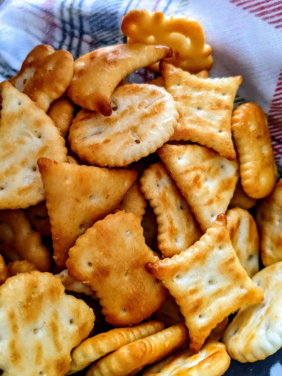 #крекеры #ялюблюкрекеры
Я очень люблю крекеры и мне похуй, что вам похуй. Они очень вкусные. Соленые, луковые, сладкие... Похуй какие. Это произведение искусства. Да, спасибо за внимание.