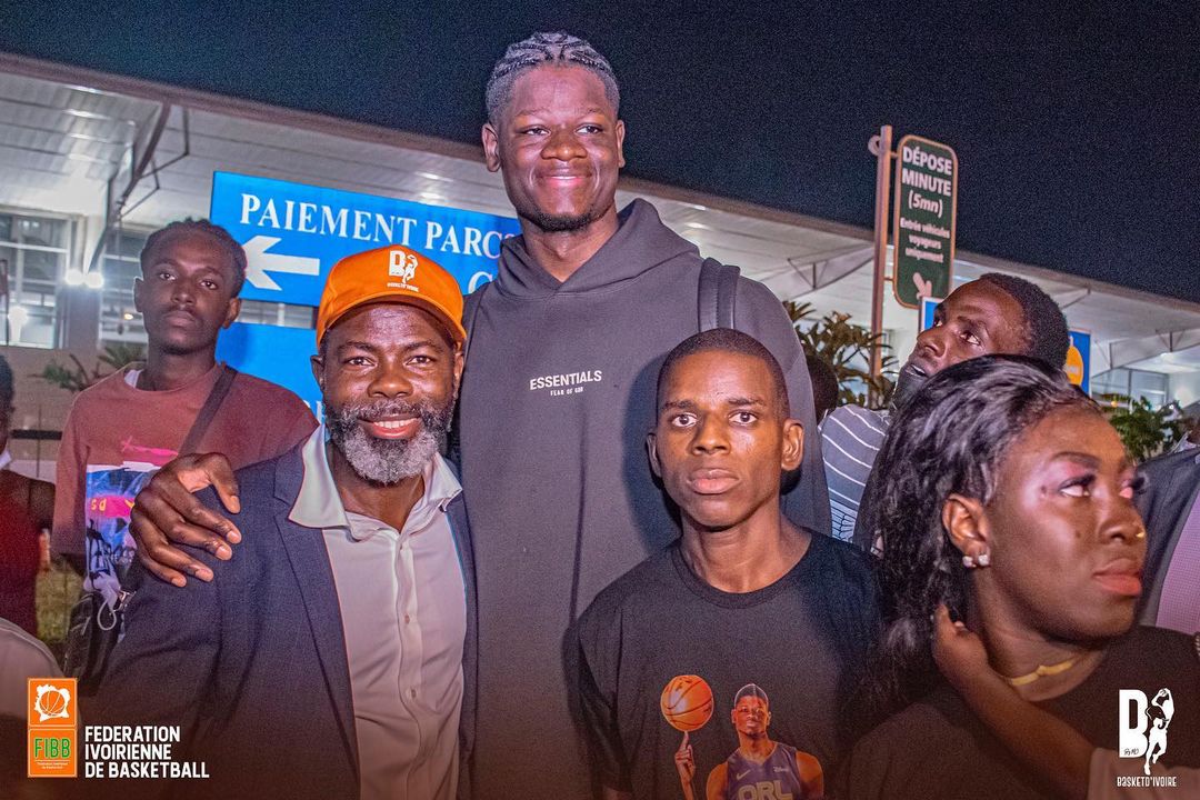 LifeMagazine_CI's tweet image. #NEWS 🔴 Akwaba à Mo Bamba 🇨🇮😍
Le basketteur d'Orlando Magic en NBA🇺🇸 est sur la terre de ses ancêtres pour la première fois.
Le géant de 2m13 en collaboration avec la FIBB et l'UNICEF offrira ce 23 Août deux terrains de basket réhabilités à SOS Abobo 🙏
#lifemagazineci #mobamba