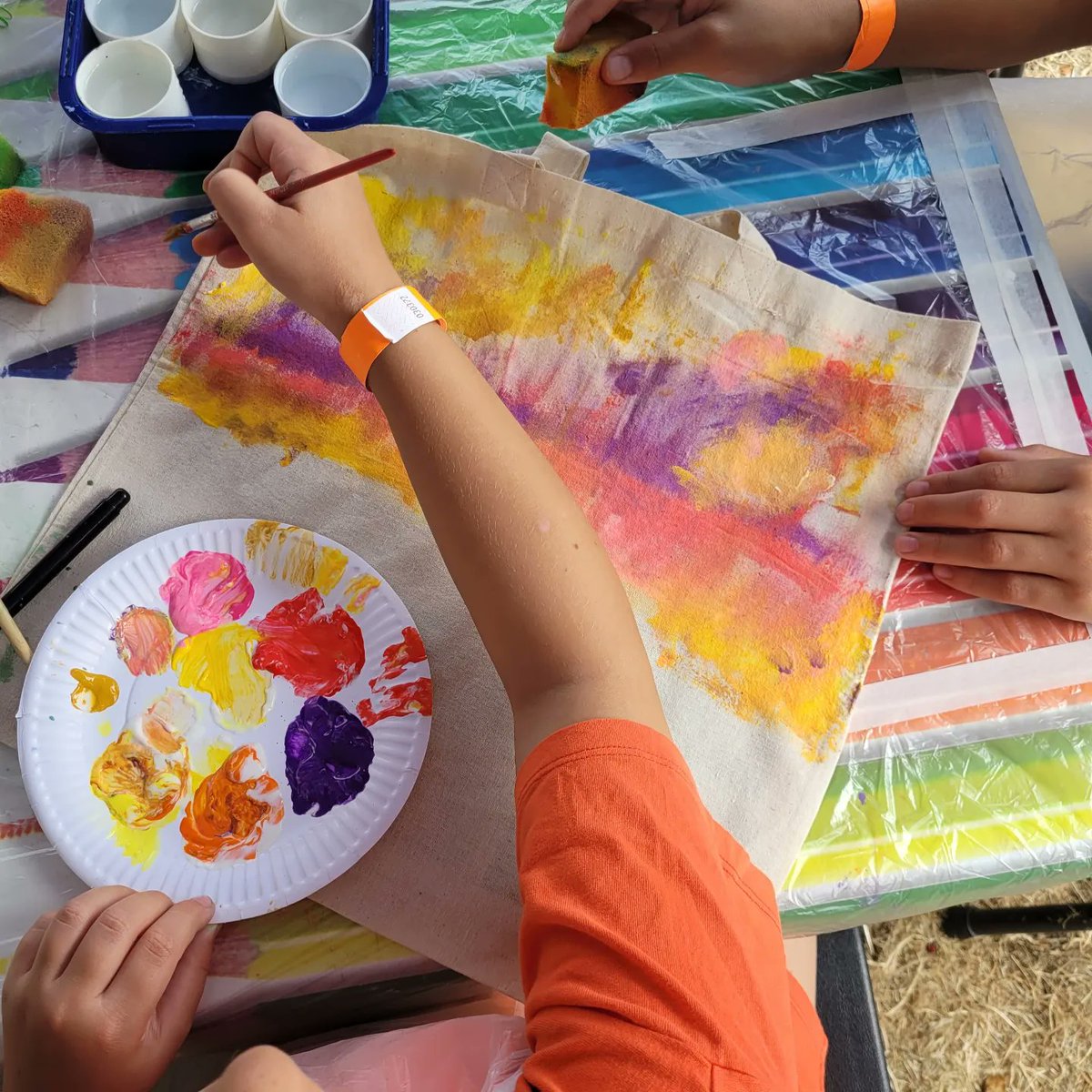 HeartInArt_UK's tweet photo. Some of the beautiful tote bags created by the kids at the Milkwood Road adventure Park. 
.
.
#kidsloveart #creativeworkshops
#creativebusinesses #communityartworkshops https://t.co/4lXzVbmGDy