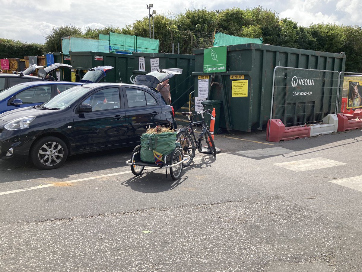 bonettpa's tweet image. Of course, there’s nothing like beating the queue to the @RecyclingRefuse #Brighton when #BrightonRaces are on. #PracticalCycling