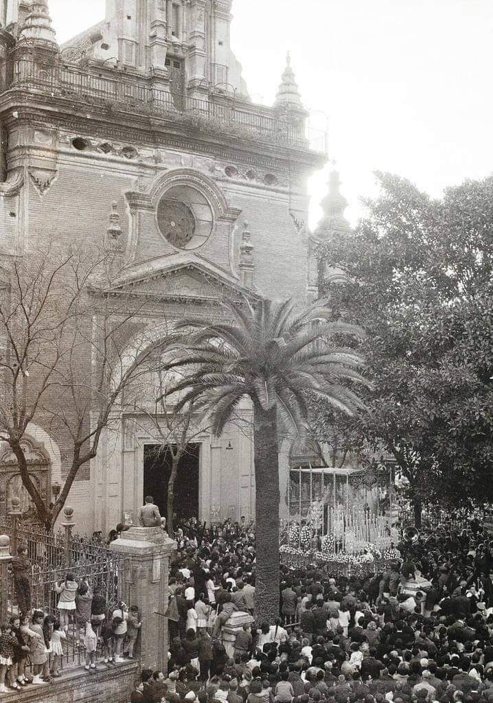 ElMunidor's tweet photo. La Virgen de la Estrella saliendo de San Jacinto. Domingo de Ramos de 1963. https://t.co/aZYMIzFBK5