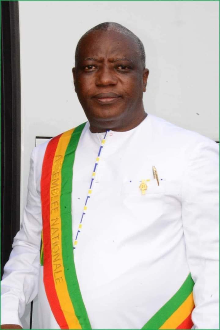 Dieu a donné, Dieu a repris que le nom de Dieu lui soit loué. La nation est fière de toi pour le service rendu au Peuple. Dors en paix. L'homme et son destin