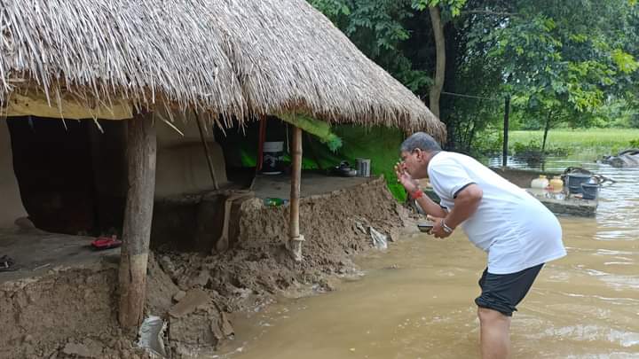 ଏ ଫୋଟୋ ବାଲେଶ୍ୱରରୁ ଆସିଛି ଏଥର କ୍ୟାପ୍ସନ ଟା ମୁଁ ନୁହଁ ଆପଣ କୁହନ୍ତୁ... ବିଧାୟକ ମହୋଦୟ କାହାକୁ ଦେଖୁଛନ୍ତି 🤔