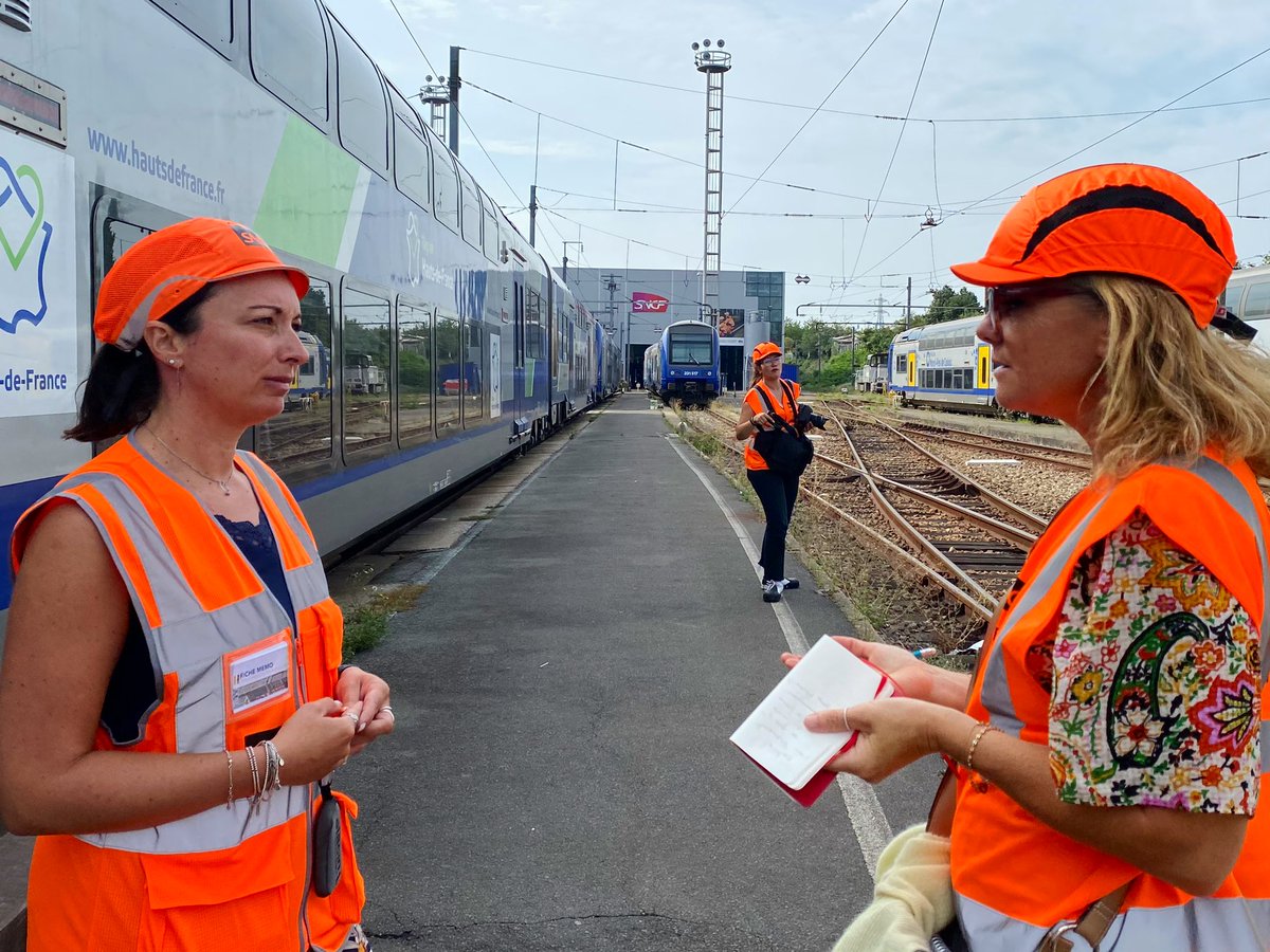 CelineCzermak's tweet photo. Très belle rencontre avec Charlotte, manager Mécanique &amp; Frein au Technicentre SNCF @TERHDF 
Portrait par @VDNLille 
✏️ @virginieCarton3
📷 @JulieSebadelha 

🟠 https://t.co/3cCda1Mskf https://t.co/0Sf6FVJXsD