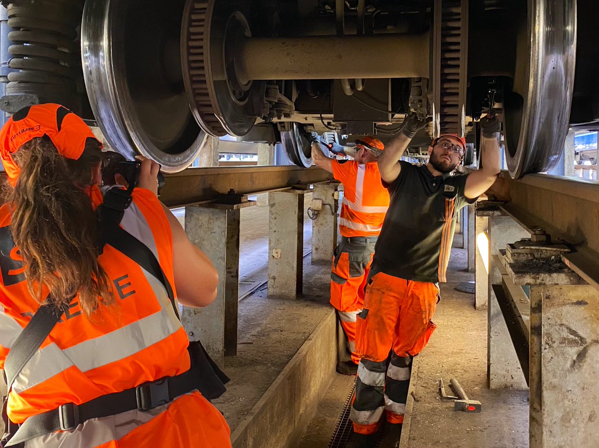 Très belle rencontre avec Charlotte, manager Mécanique &amp; Frein au Technicentre SNCF <a href="/TERHDF/">TER Hauts-de-France</a> 
Portrait par <a href="/VDNLille/">VDN Lille Métropole</a> 
✏️ @virginieCarton3
📷 <a href="/JulieSebadelha/">Julie Sebadelha</a> 

🟠 lavoixdunord.fr/1218267/articl…