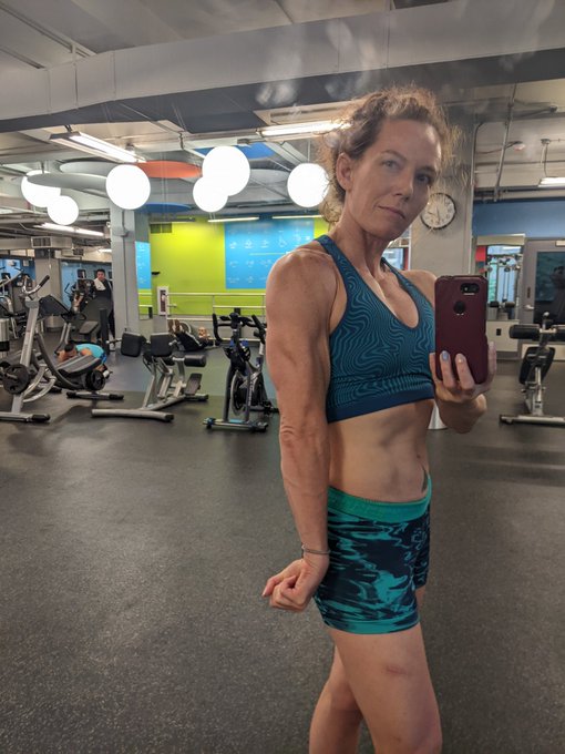 Post workout on Friday - how in the hell did I find a Manhattan gym this uncrowded at 6pm?!  GLORIOUS<a href="/tag/flexing"class="tags"><span>#flexing</span></a>