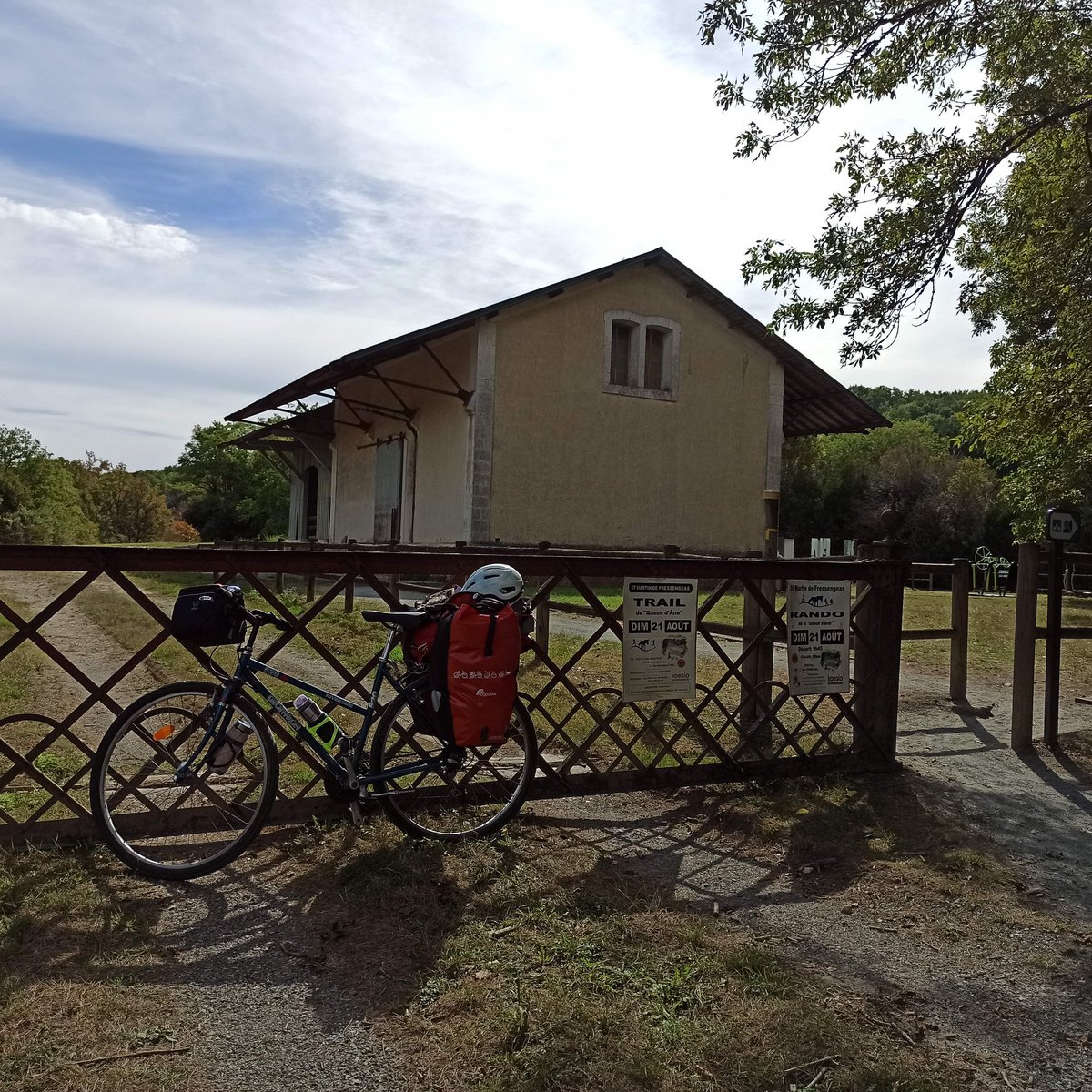 KfeCre's tweet photo. Retrouver le départ de la #flowvelo à Thiviers est un exercice de style. Ça l'a permis d'échanger quelques mots avec un cycliste qui s'y rendait.
après quelques lacets sur ka route je rejoins une ancienne ligne de chemin de fer aménagée en piste très verte 😻 #PerigordVert https://t.co/9o7evTNihv