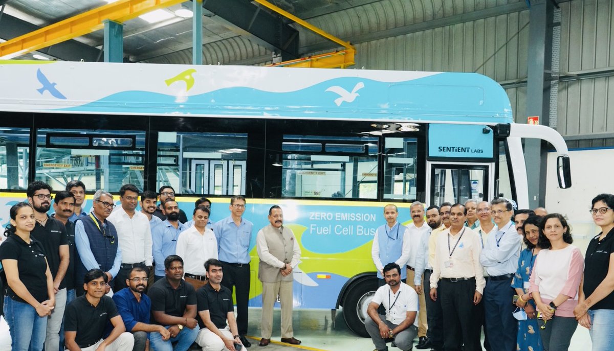 Union Minister @DrJitendraSingh unveils #India’s 1st truly indigenously developed #Hydrogen Fuel Cell Bus developed by
@KPIT & @CSIR_IND in Pune; Says, the launch is in tune with PM's National Green HydrogenMission.

@ccmb_csir @IndiaScienceTV
@IndiaDST