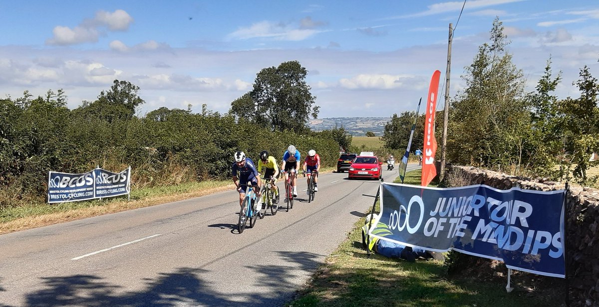 _BCDS_'s tweet photo. 2nd pass and we have 5 riders at the head of the race with a slender advantage over a chasing bunch with one more climb to come.
#juniormendip
#fenwicksbike #rideonstandout #pdqwattbombs #mykalas 
@FenwicksBike @Kalasltd @BCSouthRegion https://t.co/Z9nj4risIY