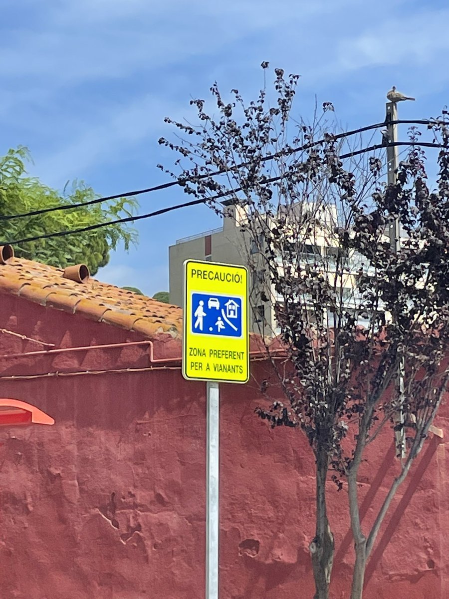Sitamarta's tweet photo. St Vicenç d Montalt,carrer amb la1/2 d trànsit q c/Cuba. Semipeatonal, max20 i allà hi tenen un radar de control de velocitat.Q passa amb el carrer de Cuba, @matarocat perquè no feu igual!!?Recaptareu € i guanyarem seguretat n aquest carrer q ens heu deixat @ulldepollmataro https://t.co/0cYSQ3GqUl